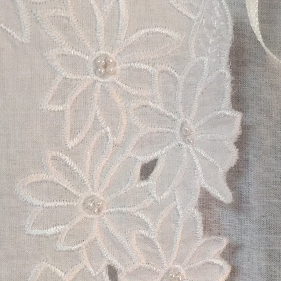 Sold out ⭐️⭐️4 X Host Pick⭐️⭐️White embroidered cap sleeved shrug with pearls - Picture 2 of 2